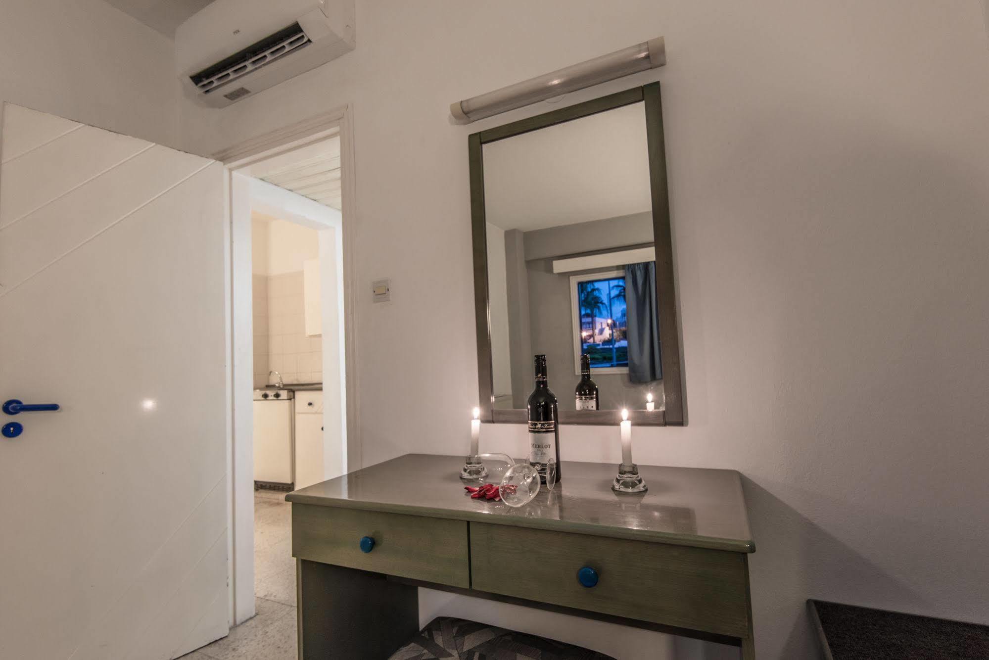 Cordelia Hotel Apartments 아이아 나파 외부 사진