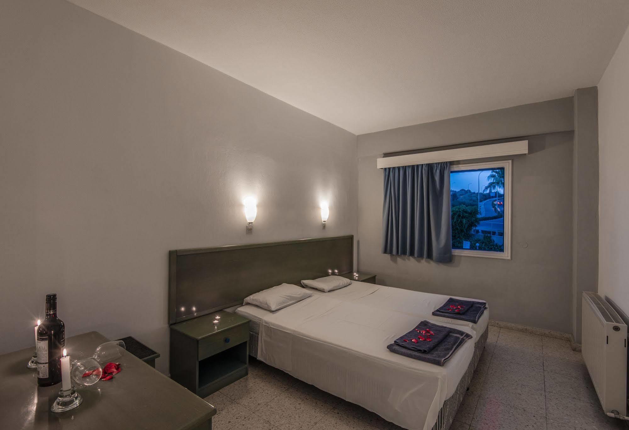 Cordelia Hotel Apartments 아이아 나파 외부 사진